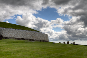 Das Ganggrab von Newgrangebeeindruckt schon von weitem |  The passage tomb of Newgrange isvery impressive, even from far away