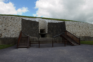 Eingang zum Ganggrab von Newgrange |  Entrance to the passage tomb of Newgrange