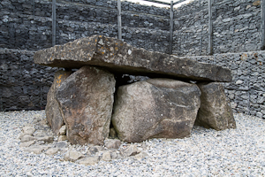 Grabstätte im Ganggrab in Carrowmore |  Tomb within the passage in Carrowmore