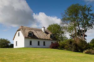 Haus mit Strohdach bei Kinvara |  House with straw roof near Kinvara
