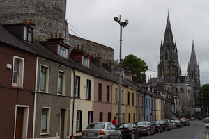 Strasse in Cork City mit St. Finbarre's Cathedral |  Street in Cork City and St. Finbarre's Cathedral