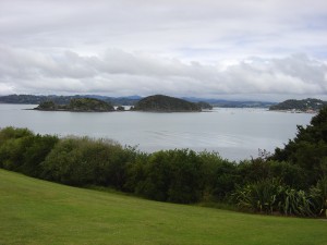 Einige der vielen Inseln in der Bay of Islands | Some of the plenty of islands in the bay