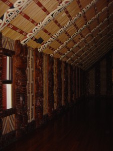 Schnitzereien im Innern des Meeting House | Carvings inside the meeting house
